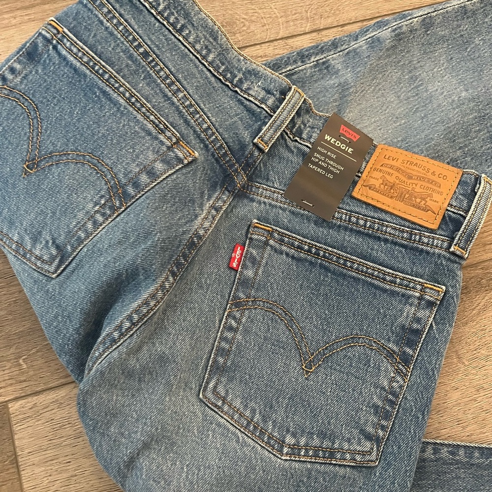 Brand new with tags . Levi, high rise. 25